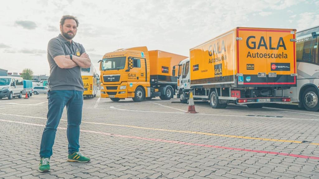 Miguel forma a los nuevos conductores en la Autoescuela Gala.