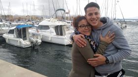Pilar junto a su Labri, su 'hijo' argelino que ahora ha sido detenido.