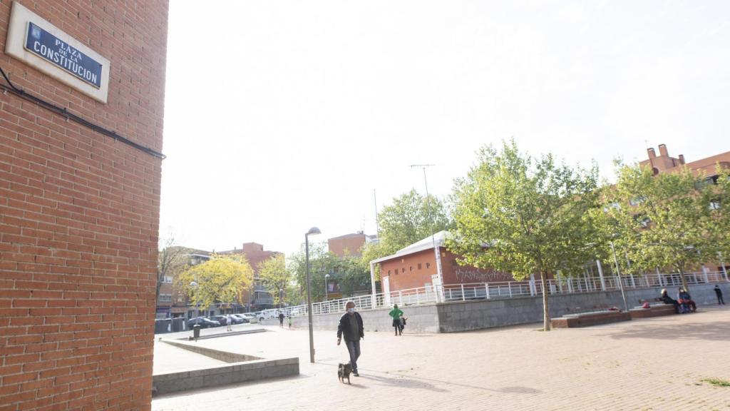 La Plaza de la Constitución, conocida como Plaza Roja, en el centro de Vallecas.