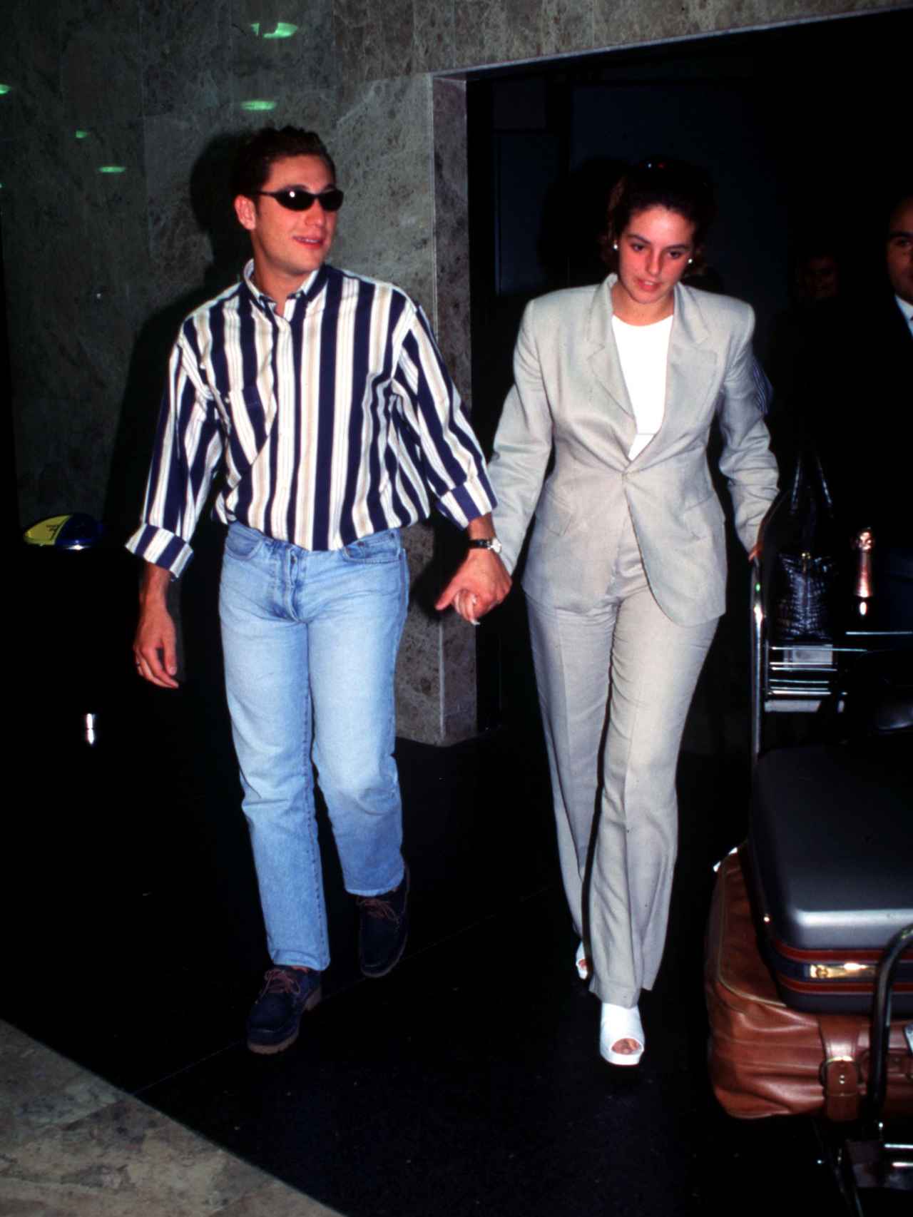 Antonio David Flores y Rocío Carrasco, en el aeropuerto de Madrid, en el año 96.