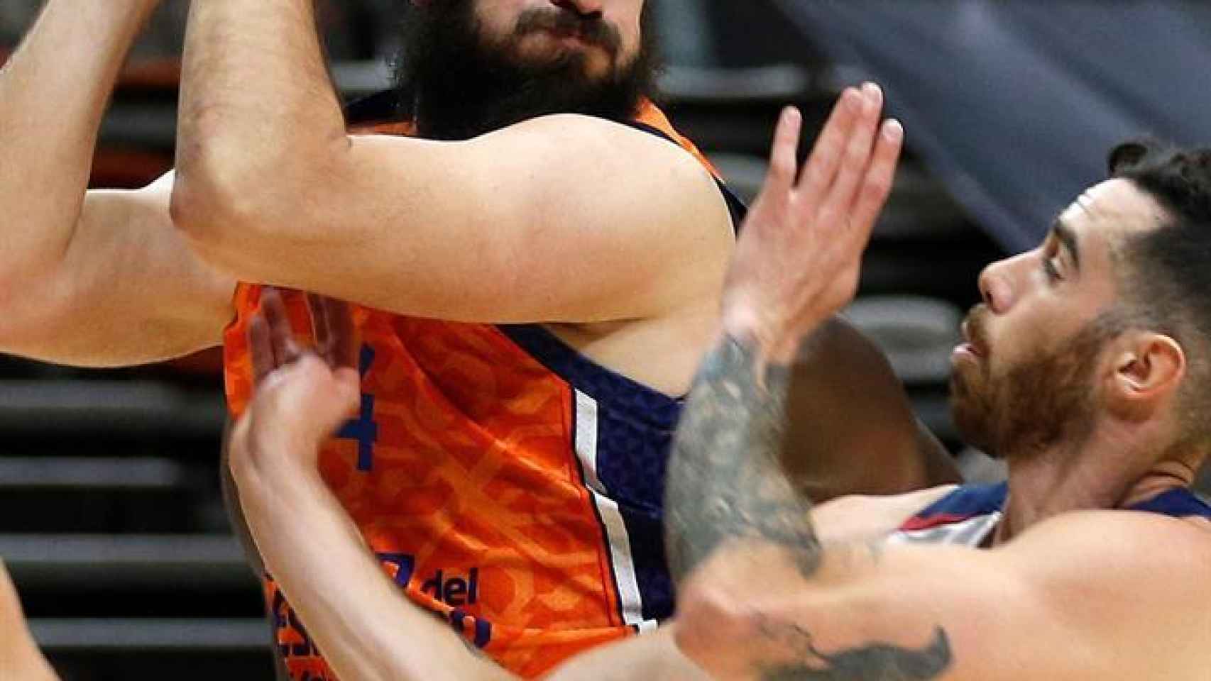 Dubljevic (Valencia Basket) ante Vildoza (Baskonia)
