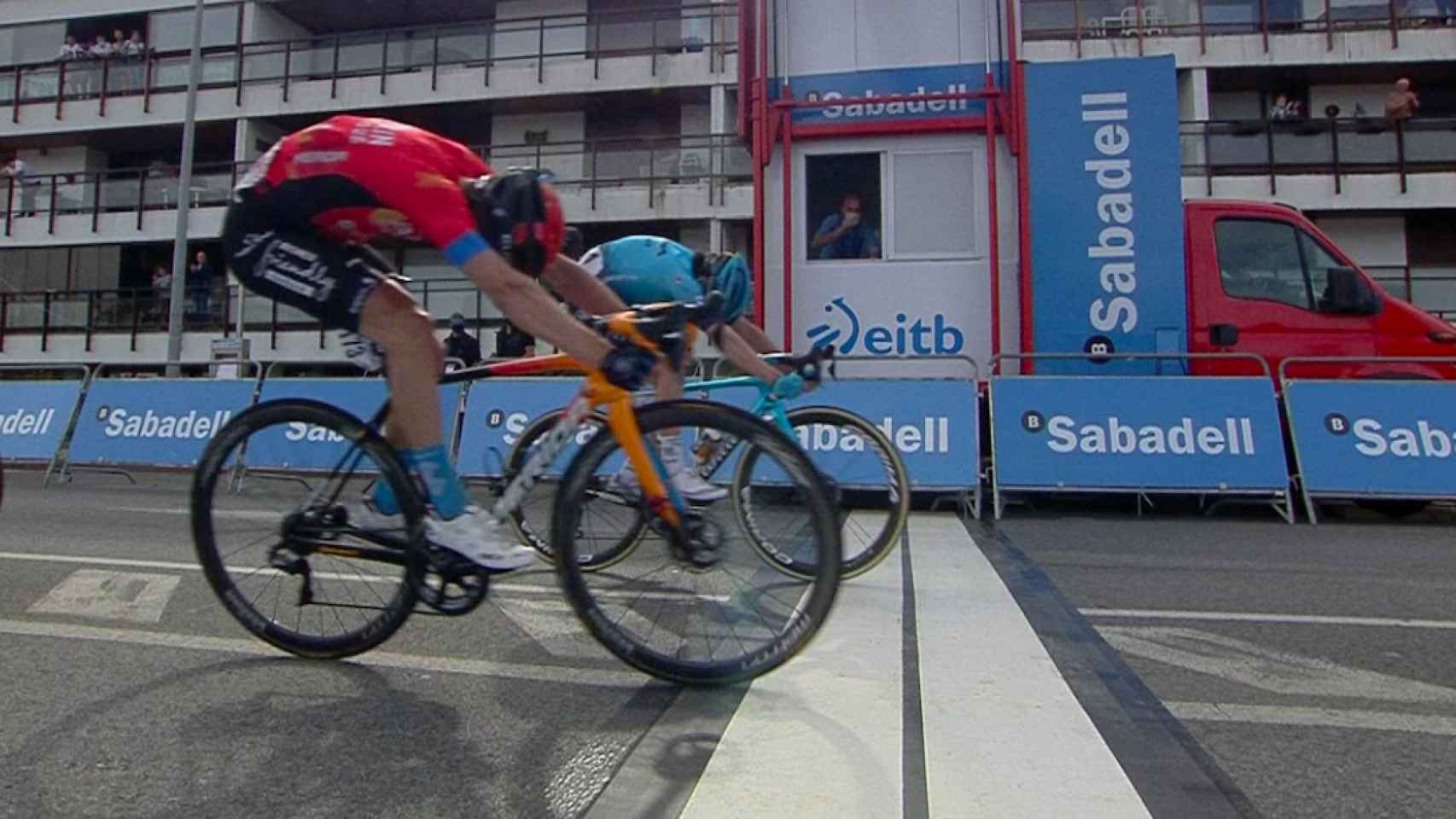 Ion Izaguirre y Pello Bilbao en el sprint de la etapa 4 de la Itzulia