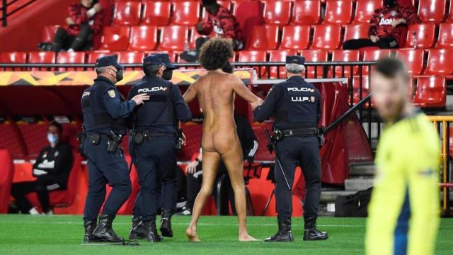 Un espontáneo salta desnudo al Granada-Manchester United