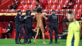 Un espontáneo salta desnudo al Granada-Manchester United