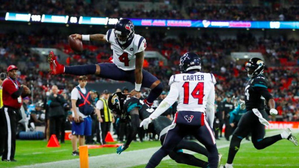 Deshaun Watson ejecuta una acción acrobática