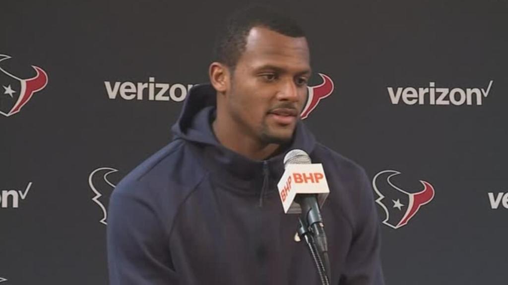 Deshaun Watson en una conferencia de prensa