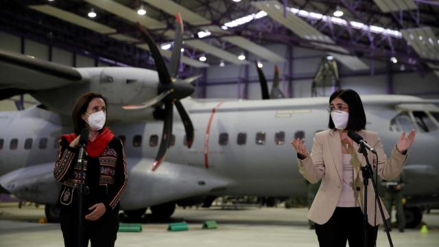 Las ministras de Defensa, Margarita Robles, y Sanidad, Carolina Darias, en la base aérea de Getafe.