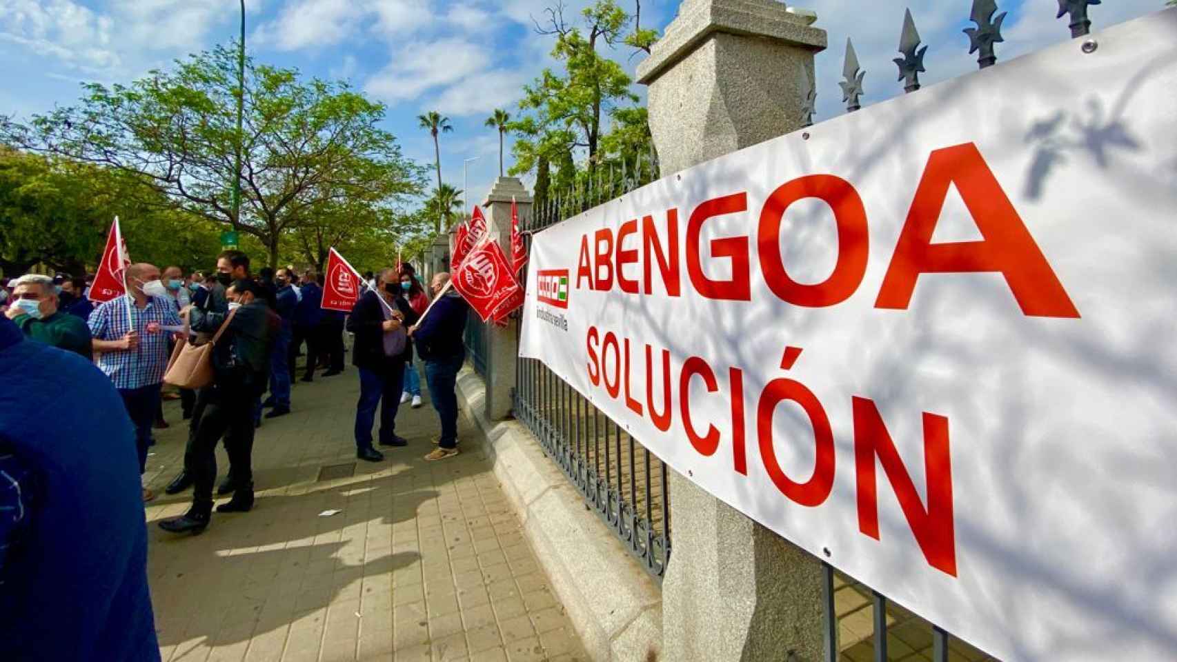 Concentración de trabajadores de Abengoa este jueves en Sevilla.