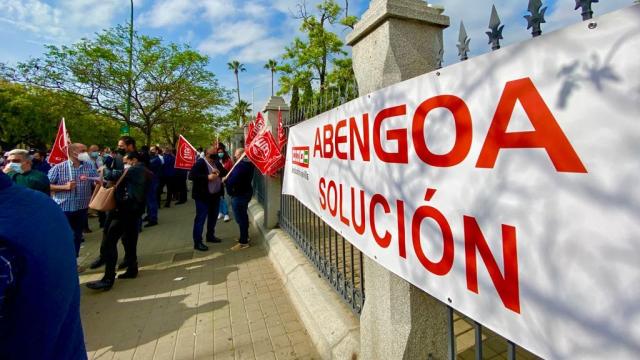 Concentración de trabajadores de Abengoa este jueves en Sevilla.