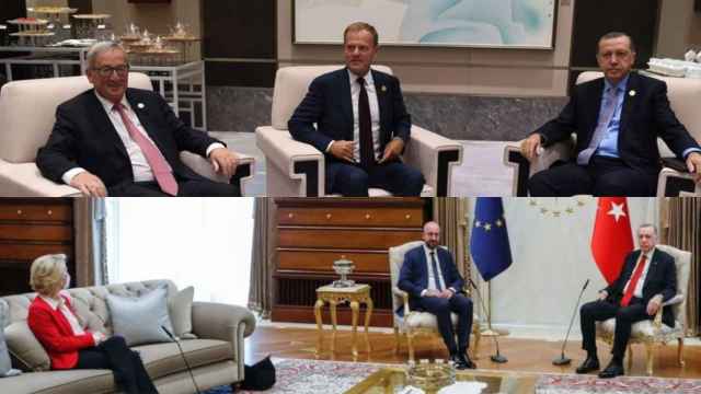 Los dos representantes masculinos de la Unión Europea en visita a Turquía y abajo la foto con Von der Leyen.