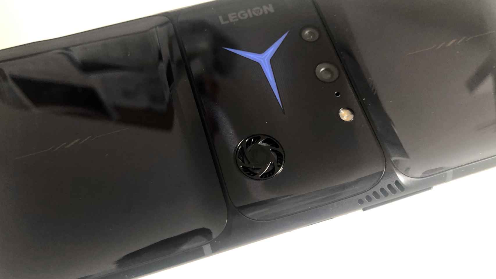 El Lenovo Legion Phone Duel 2 tiene dos ventiladores, pero sólo uno está a la vista.