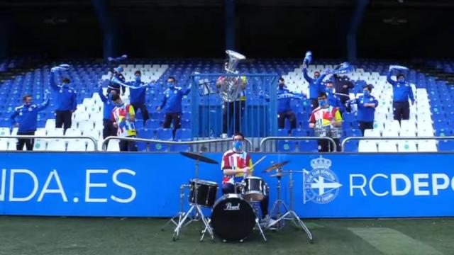 Los jugadores del Dépor Genuine tocan El rock del Deportivo.