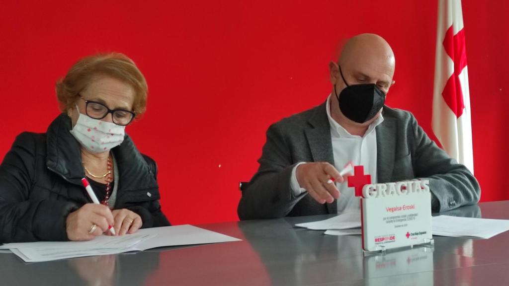 Firma del convenio entre Vegalsa-Eroski y Cruz Roja.