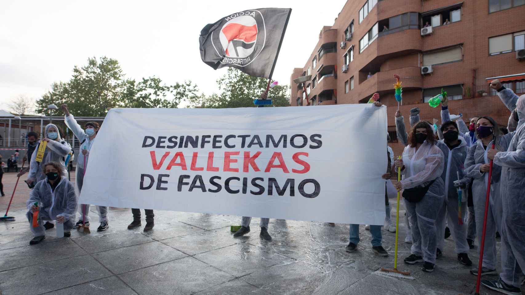 La Coordinadora Antifascista ha desinfectado la 'Plaza Roja' de Vallecas tras el mitin de Abascal