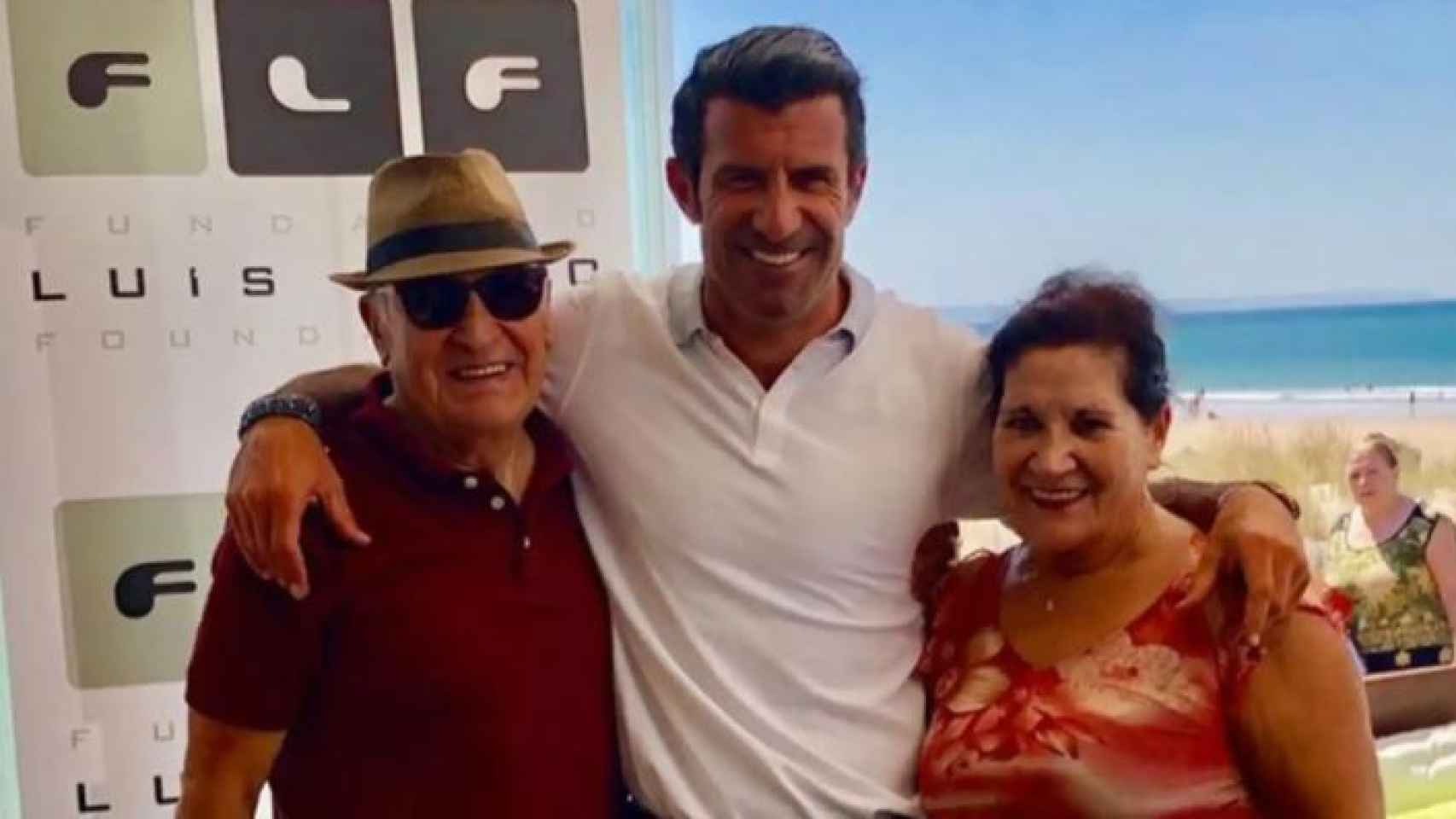 Luis Figo junto a sus padres en una imagen de sus redes sociales.