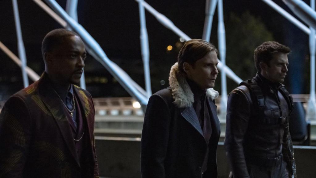 Daniel Brühl (Barón Zemo) junto a Anthony Mackie (Falcon) y Sebastian Stan (el Soldado de Invierno).