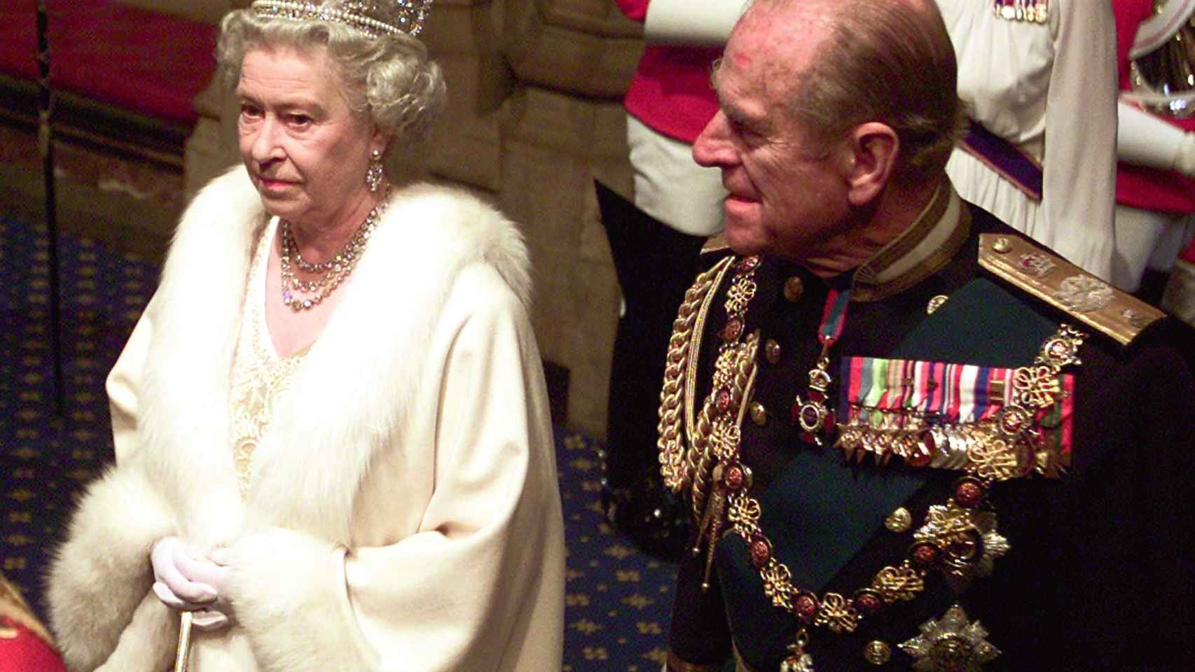 La reina Isabel II y Felipe de Edimburgo en una imagen fechada en noviembre de 2002.