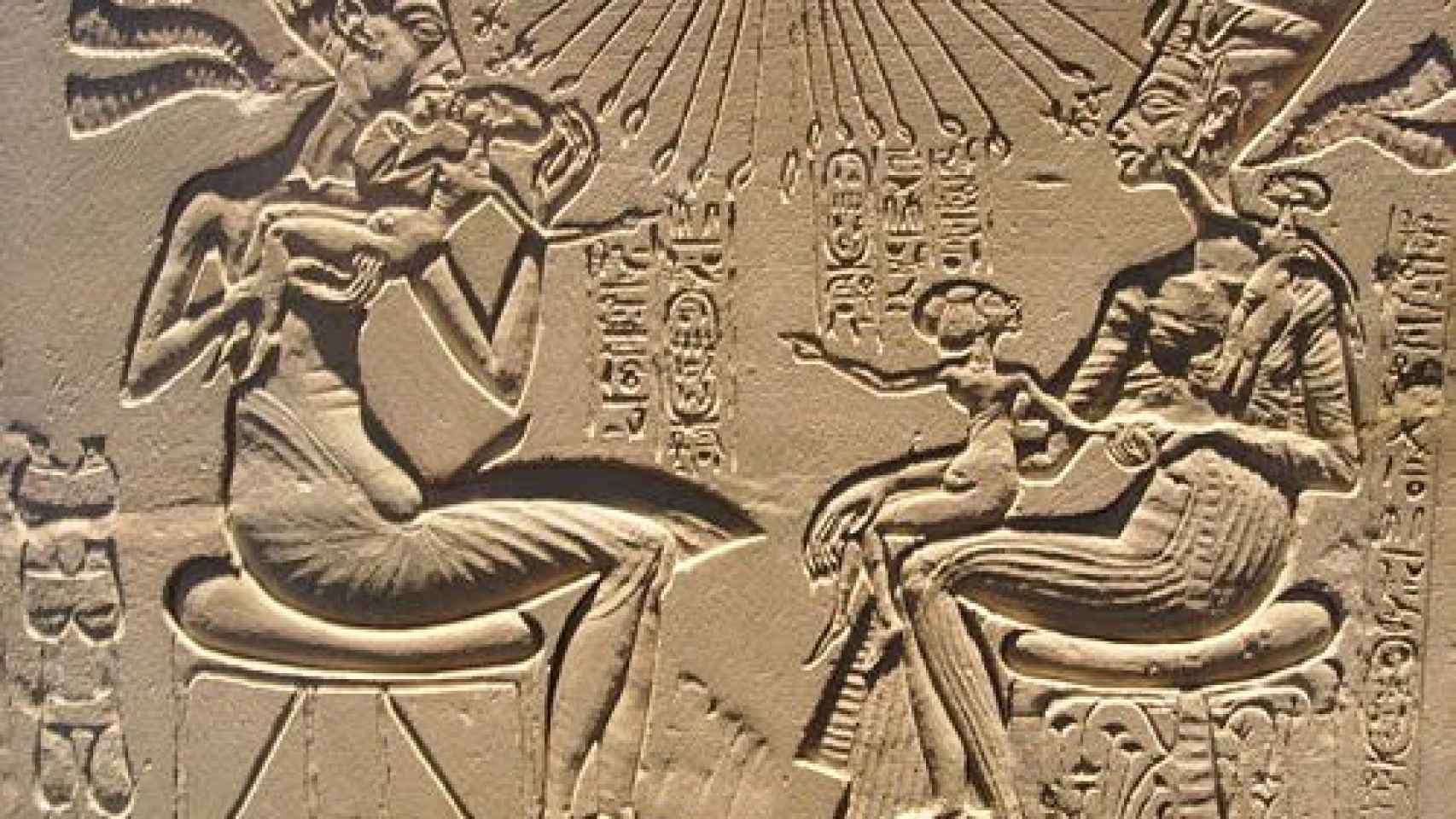 Akenatón y Nefertiti junto con sus tres hijos. Arriba, Atón.