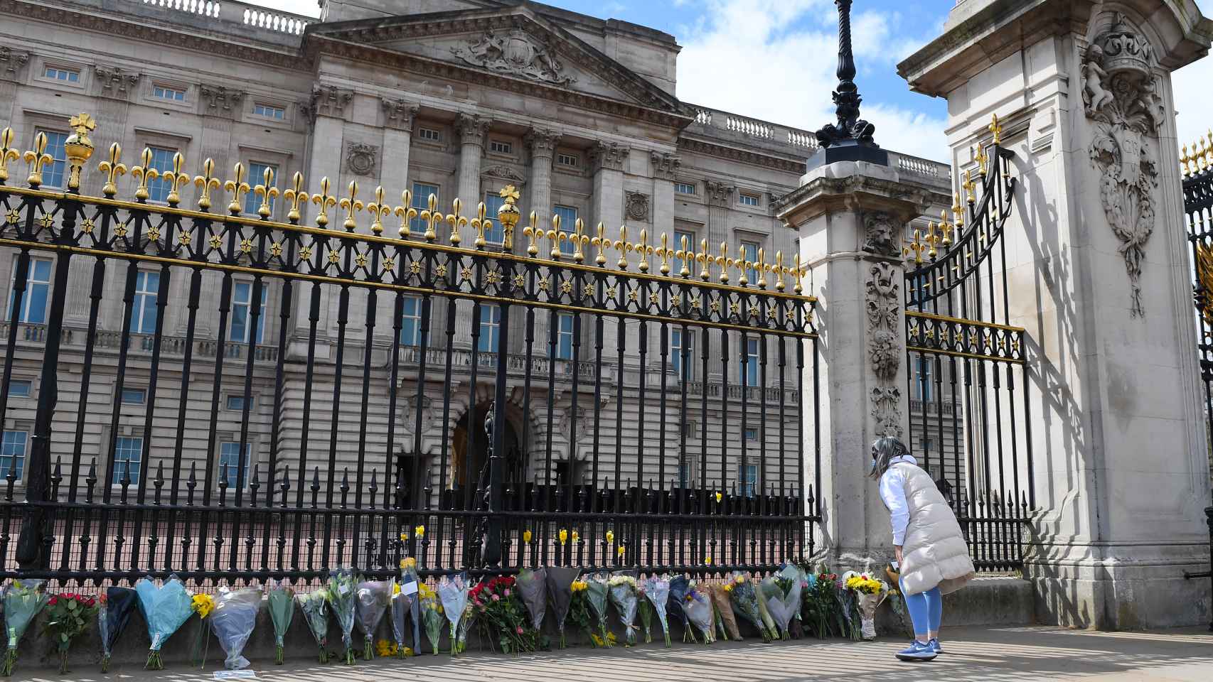 El pueblo británico ha querido mostrar su cariño hacia el duque dejando flores a las puertas de Buckingham.