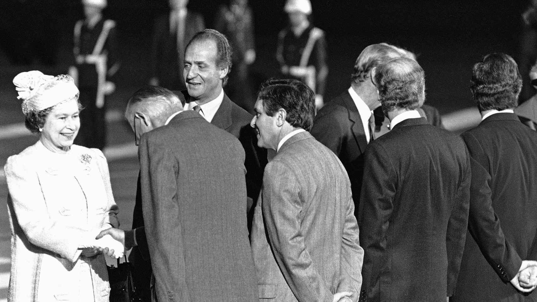 El rey emérito Juan Carlos junto a Isabel II en el aeropuerto de Barcelona en 1988.