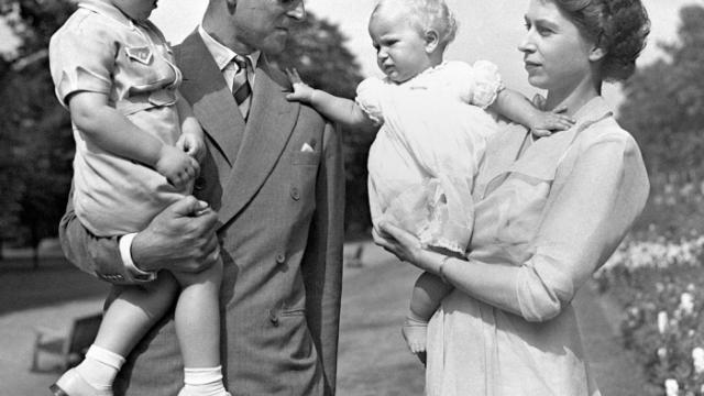 El duque de Edimburgo y la reina Isabel, junto a sus hijos Carlos y Ana.