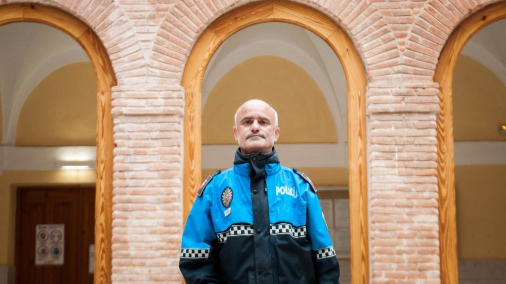 Alberto Núñez posa en el Ayuntamiento de Lerma, donde tiene su oficina.