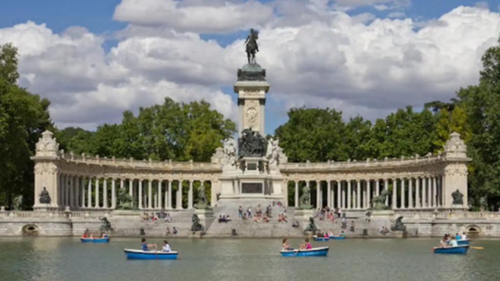 Con el proclamación de la II República se intentó tirar la estatua ecuestre de Alfonso XIII del Retiro.