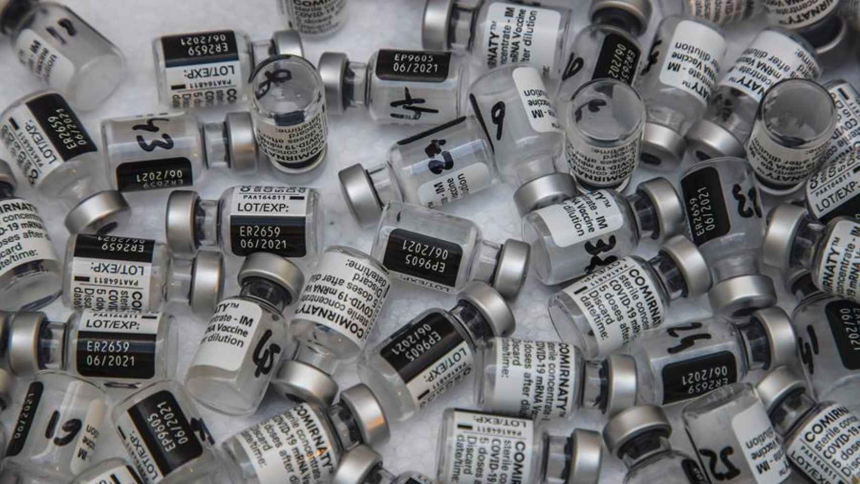 Distintos frascos de vacunas vacíos.