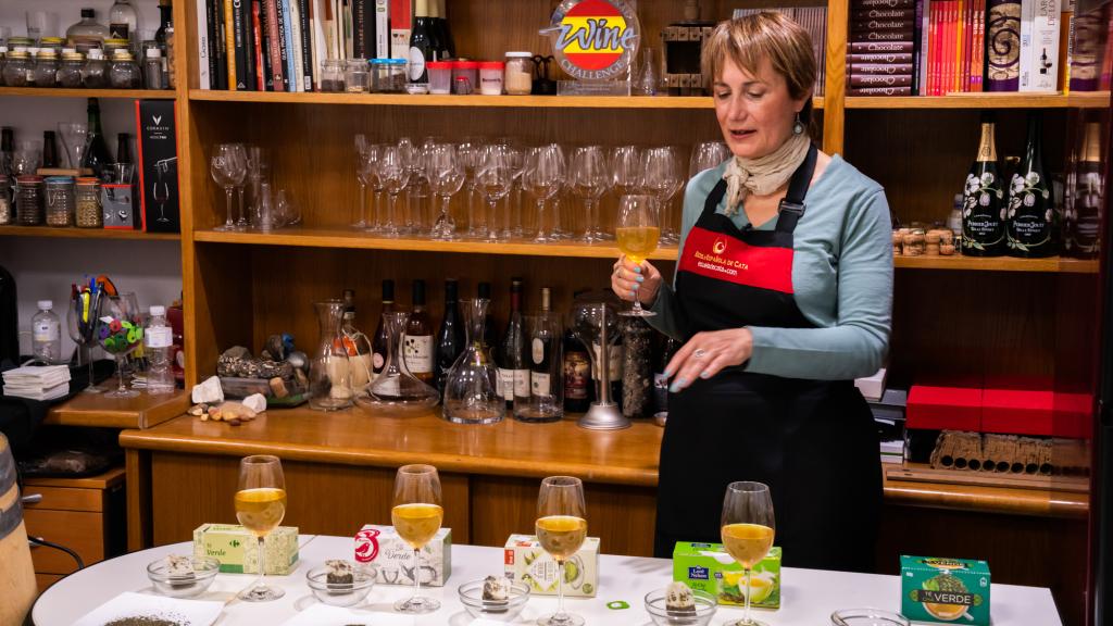 Marisol González, sumiller de té, valorando el té verde de Mercadona.