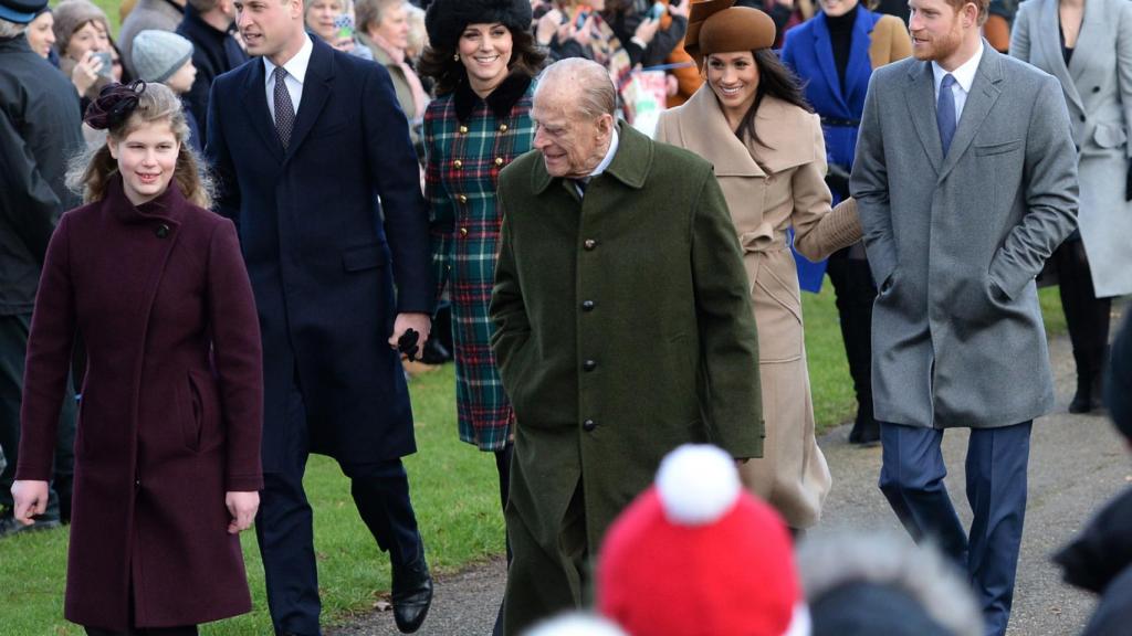 Felipe de Edimburgo y algunos de sus nietos: Eugenia y Beatriz de York, Guillermo y el príncipe Harry y Louise de Windsor.