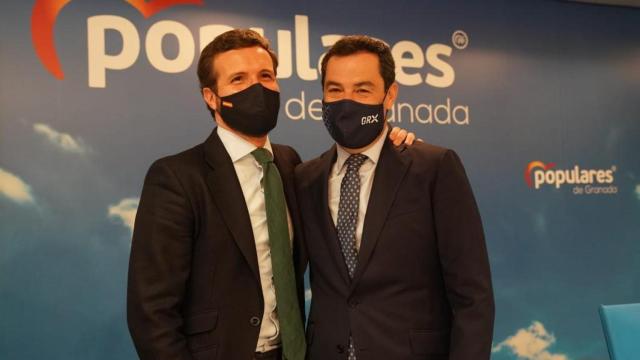 El líder nacional del PP, Pablo Casado, y el presidente andaluz, Juanma Moreno, en Granada.