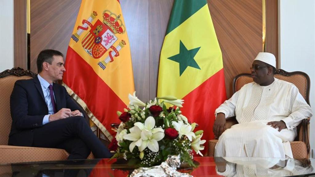 El presidente del Gobierno, Pedro Sánchez (i), y el presidente de la República de Senegal, Macky Sall, este viernes reunidos. Efe