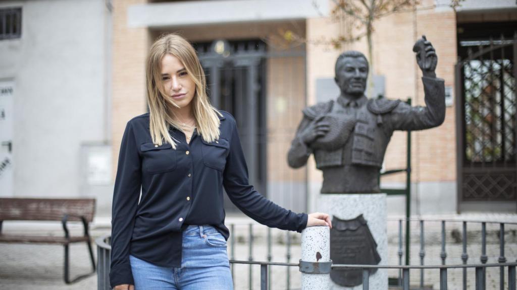 Noelia Núñez, portavoz del Partido Popular en Fuenlabrada, junto al busto en honor al torero José Pedro Prados Martín ('El Fundi').