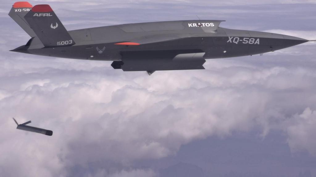 Kratos XQ-58A Valkyrie lanzando un dron