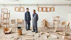 Trabajadores de Andreu World, junto a piezas de madera de sus afamadas sillas. EE