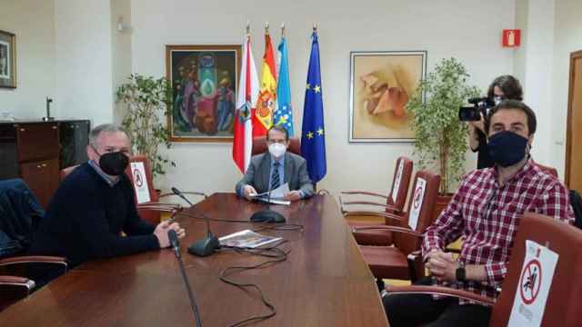 Abel Caballero con los responsables de La Fábrica de Chocolate y La Pecera