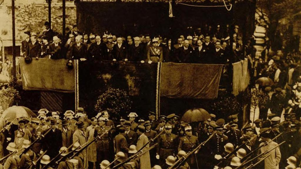 Tribuna presidencial del desfile que conmemoró el quinto aniversario de la República.