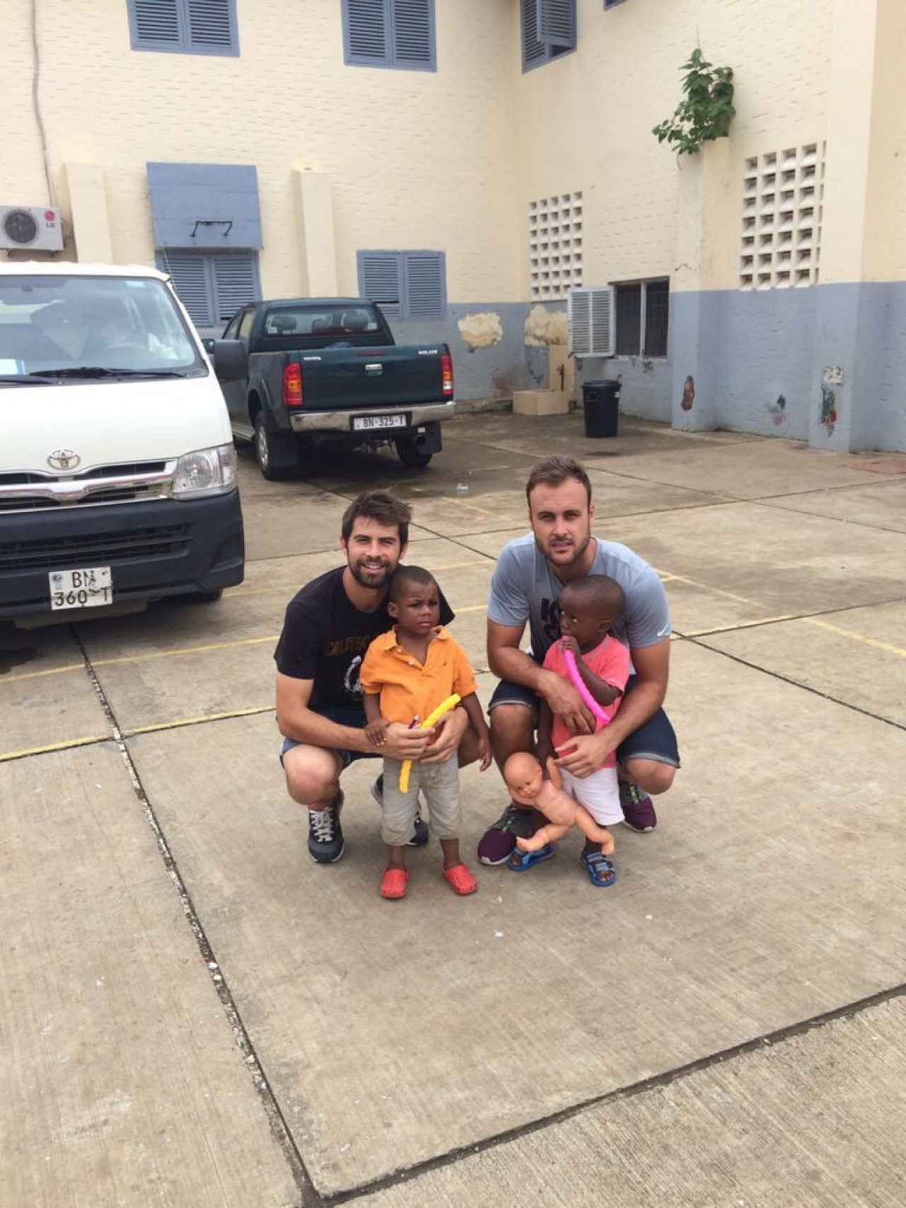 Juan Cala junto a su excompañero Coke y dos niños guineanos.