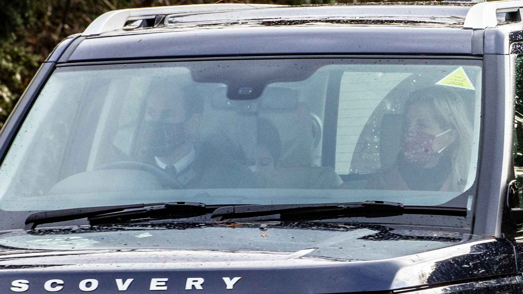El príncipe Eduardo y Sofía de Wessex a su salida de casa rumbo a Windsor.