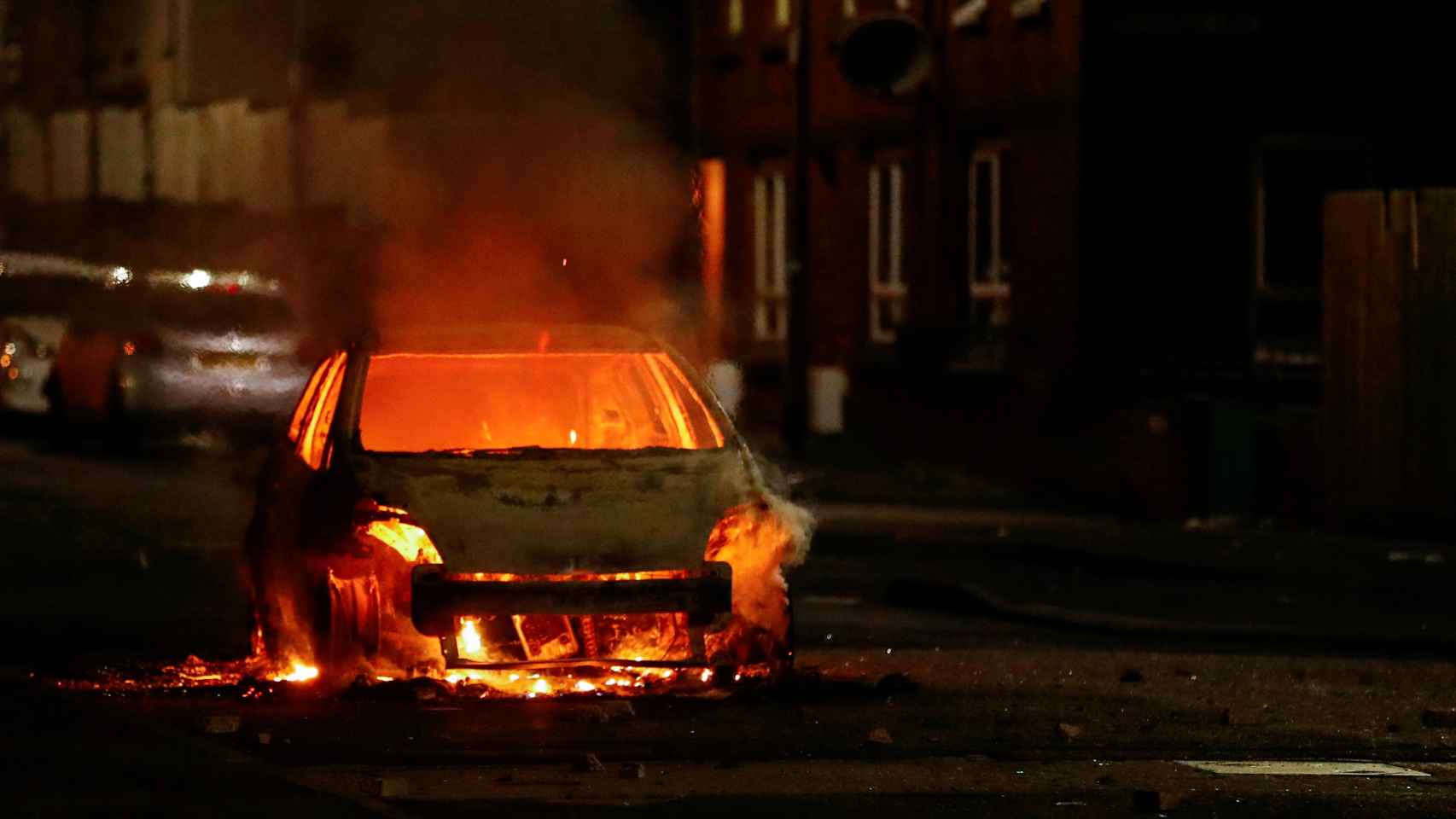 Calcinan un coche en Belfast.