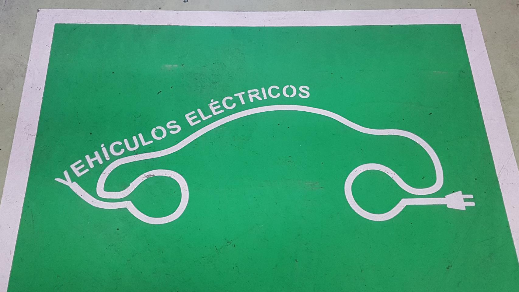 Plaza de aparcamiento para vehículos eléctricos.