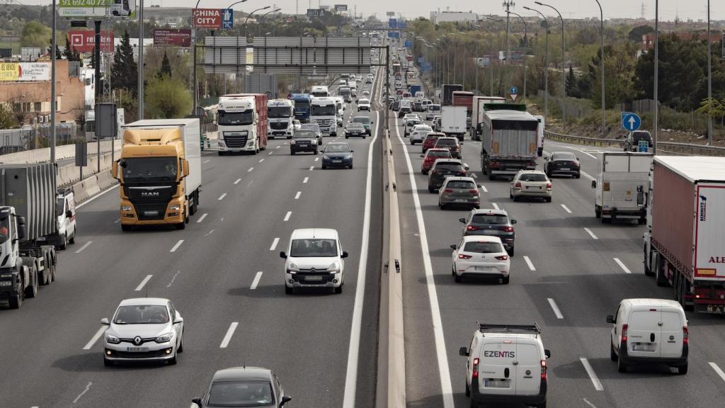 Imagen de una carretera con tráfico.