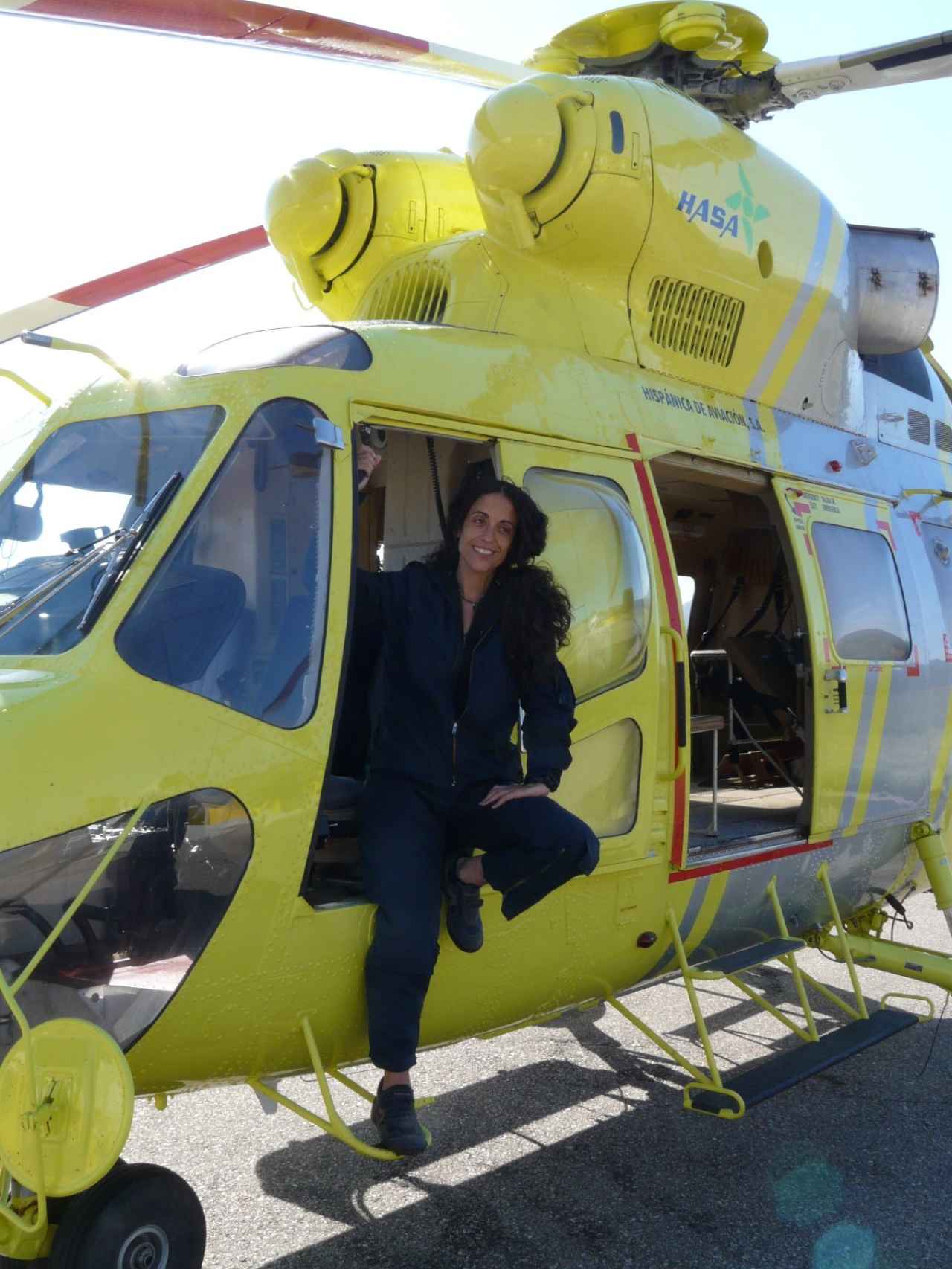 Laura Monclús en un helicóptero Sokol.