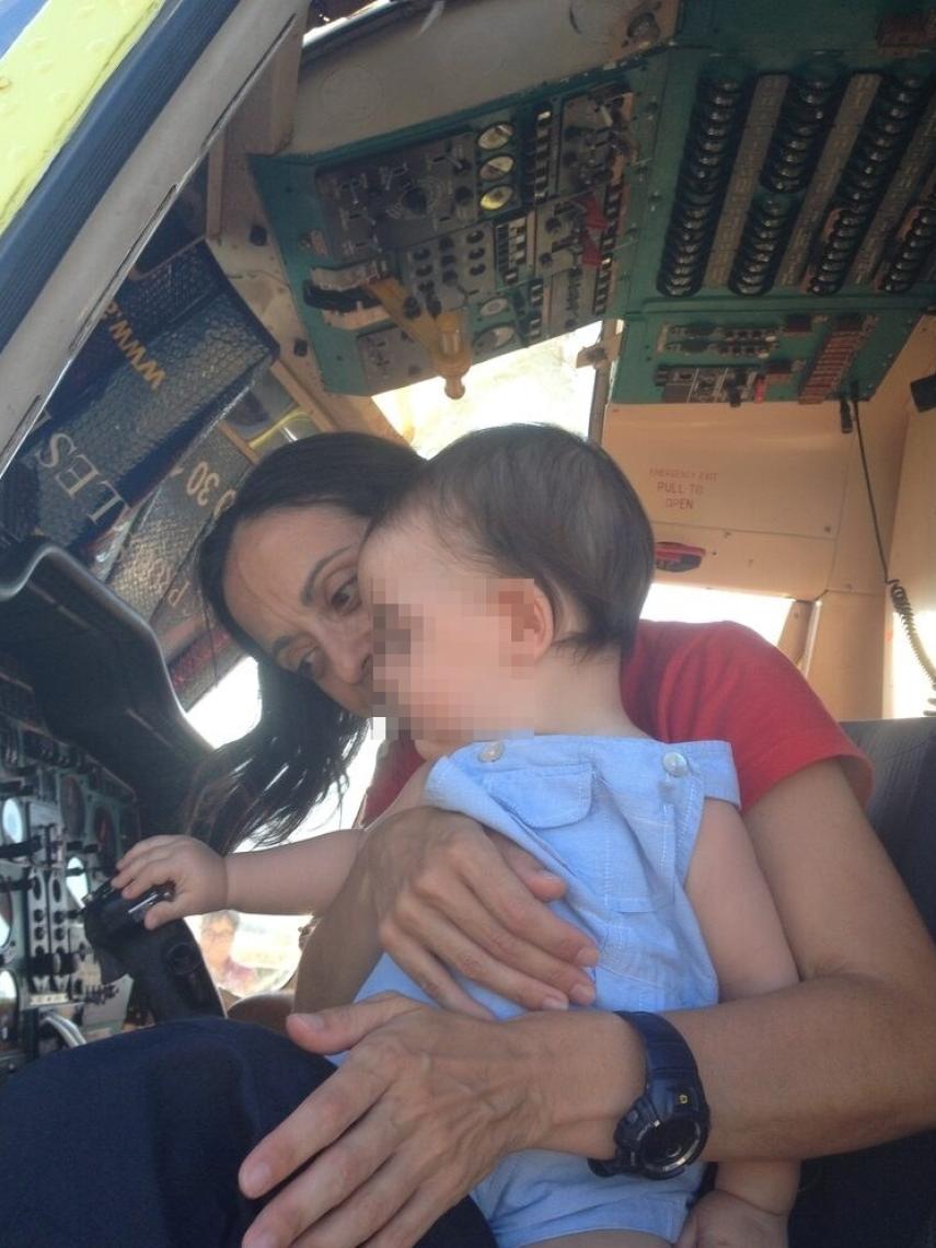 Laura enseñando a Aldo los mandos de un helicóptero.