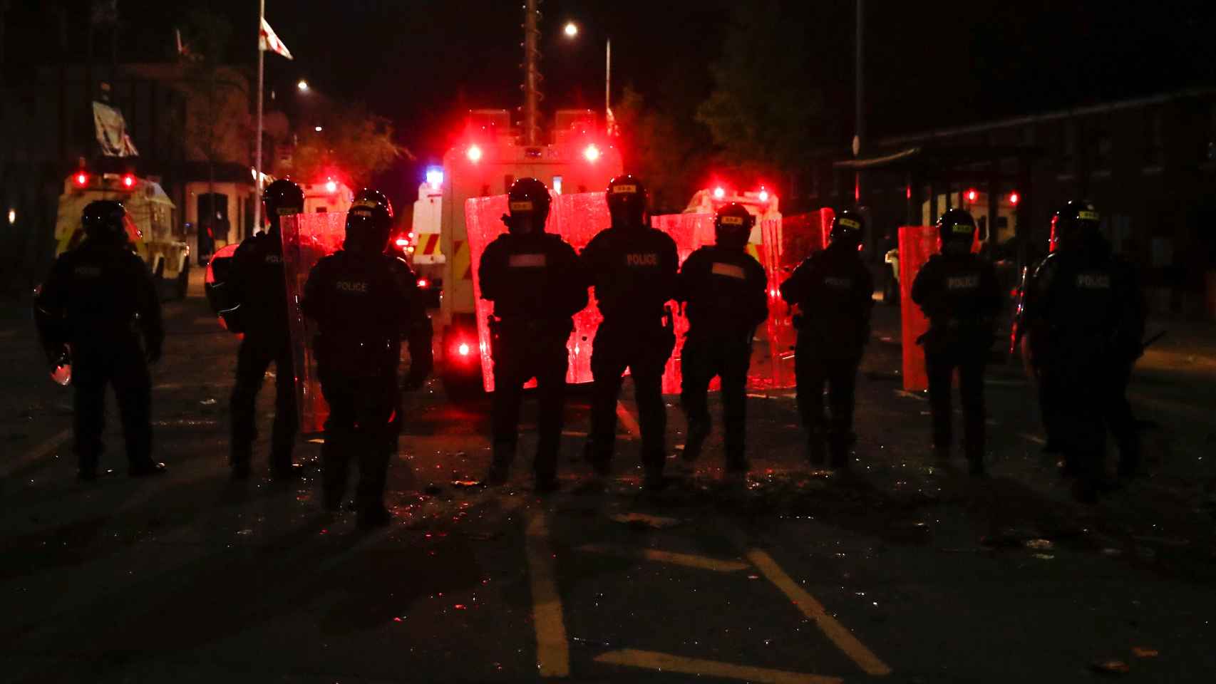 Policías durante las protestas en Belfast esta semana.