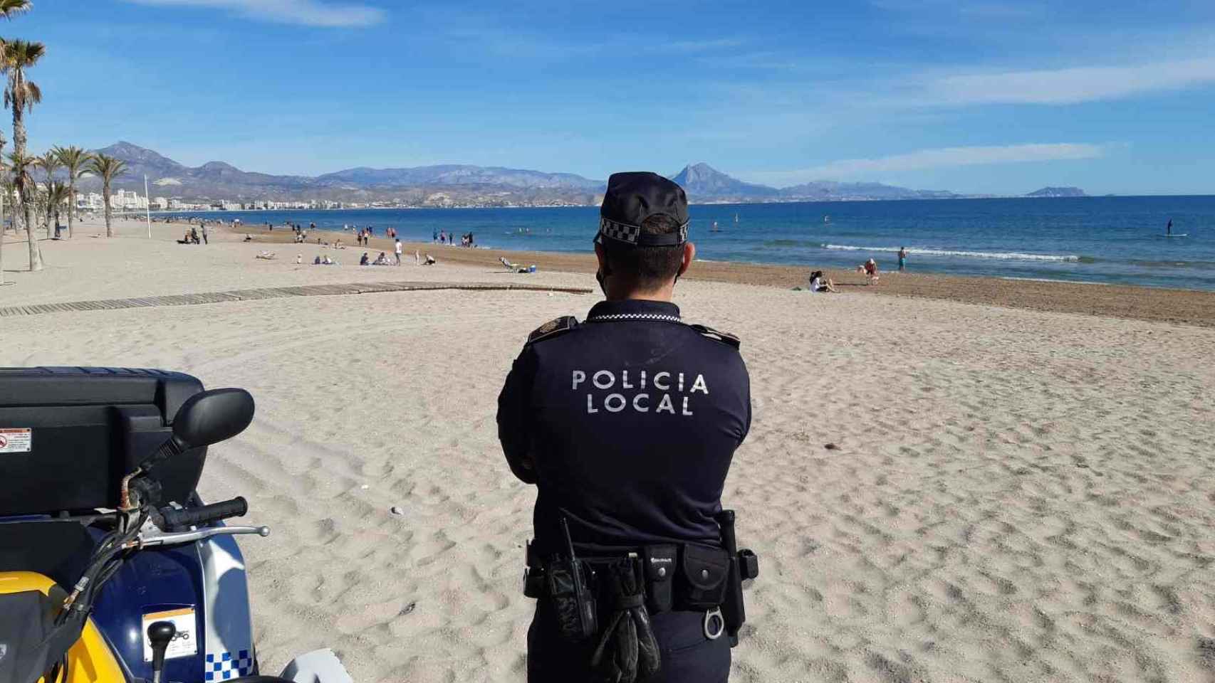 Un agente de Policía Local en una playa de Alicante.