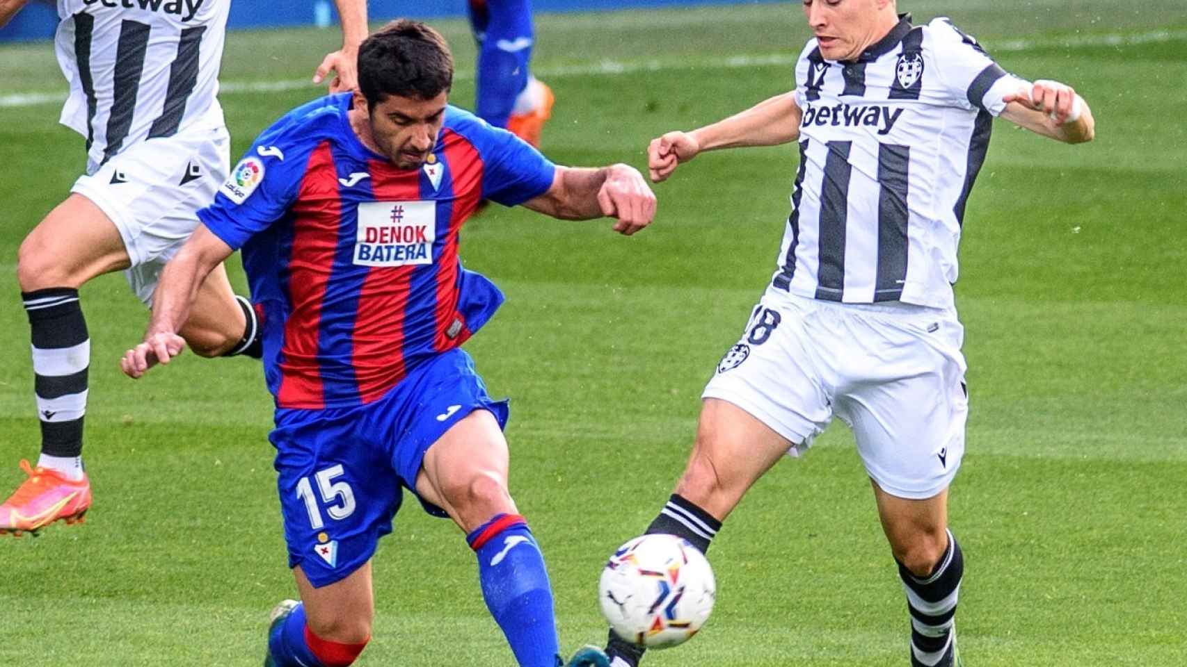 De Frutos le gana un balón a Valdés en el Eibar - Levante