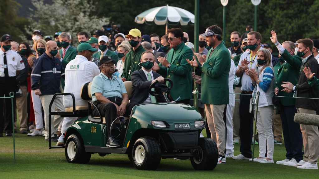 Lee Elder, aplaudido durante su aparición en el Masters de Augusta