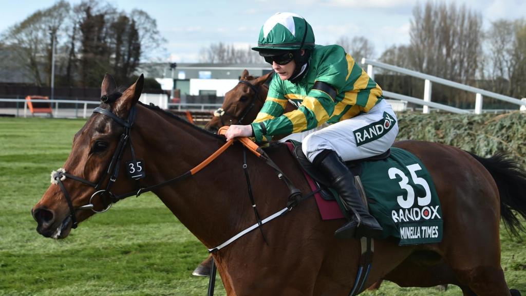 Rachael Blackmore a los lomos de su yegua Minella Times en el Grand National de 2021