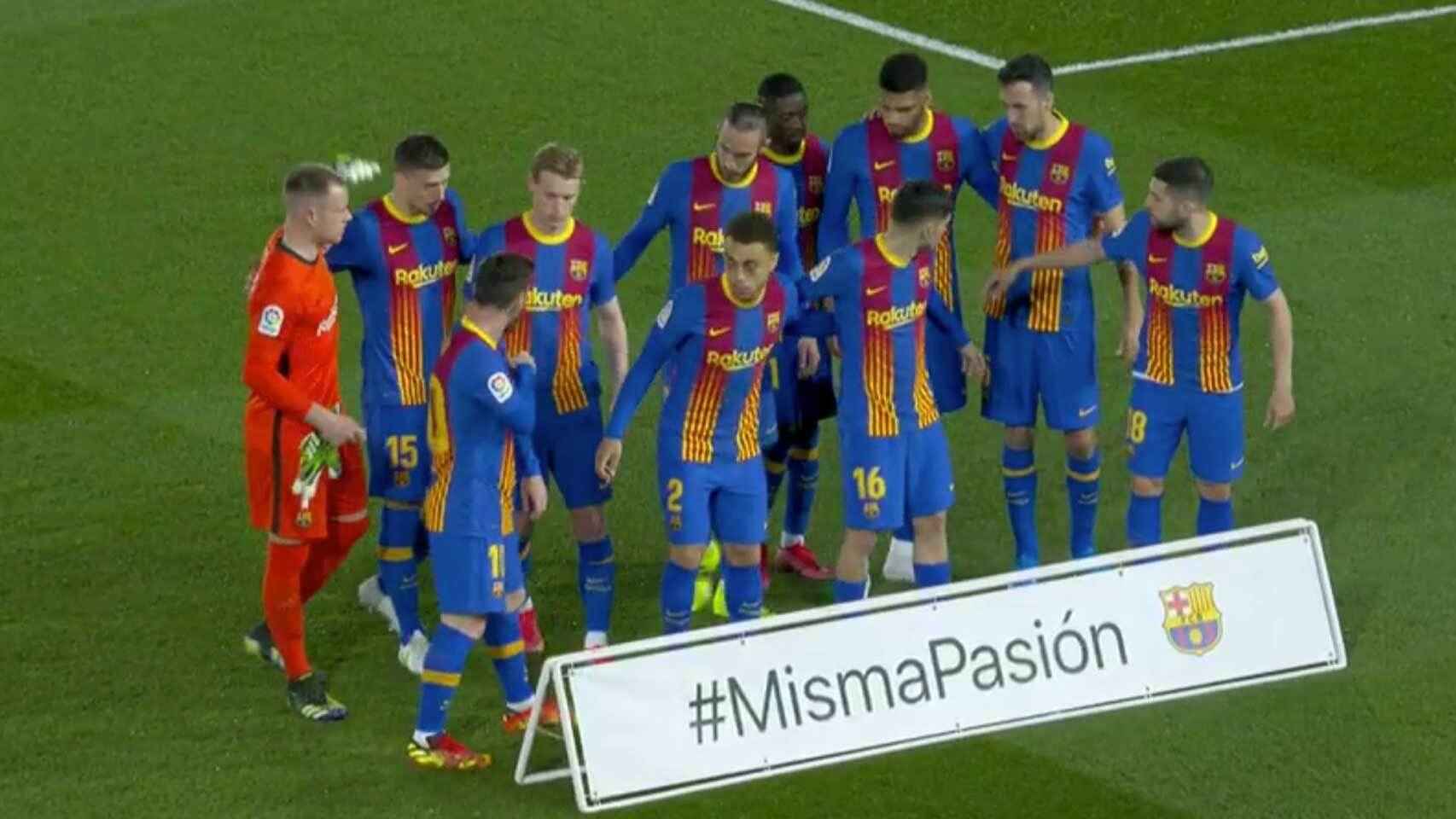 Los jugadores del FC Barcelona posan con el lema #MismaPasión